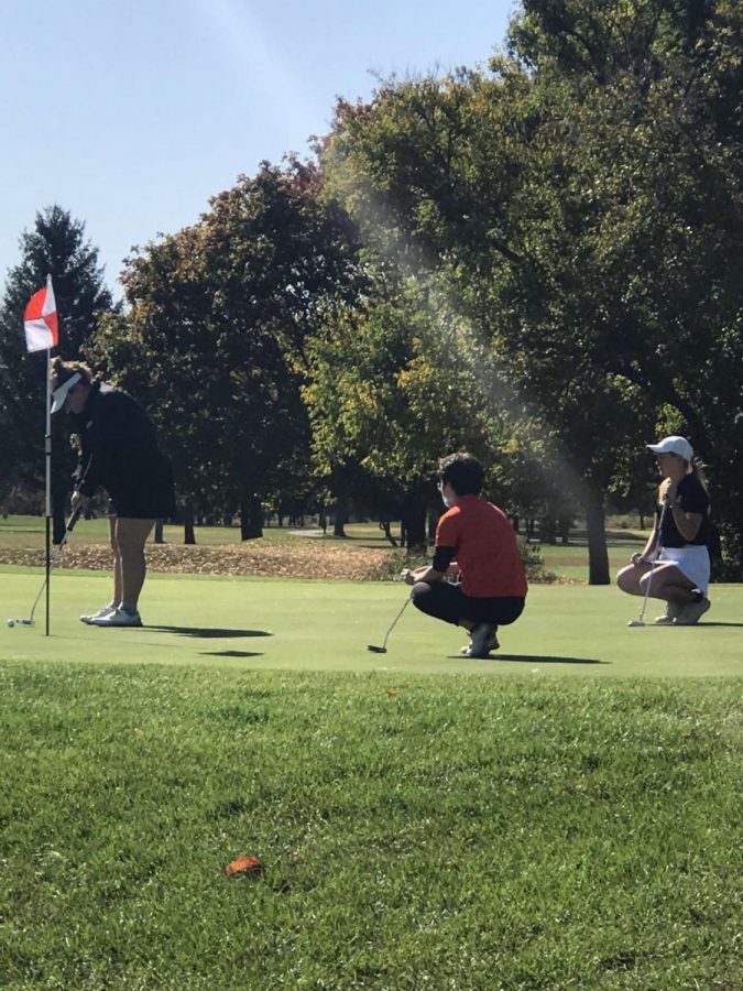 Alyvia Burr awaited her turn to putt on the 17th hole.