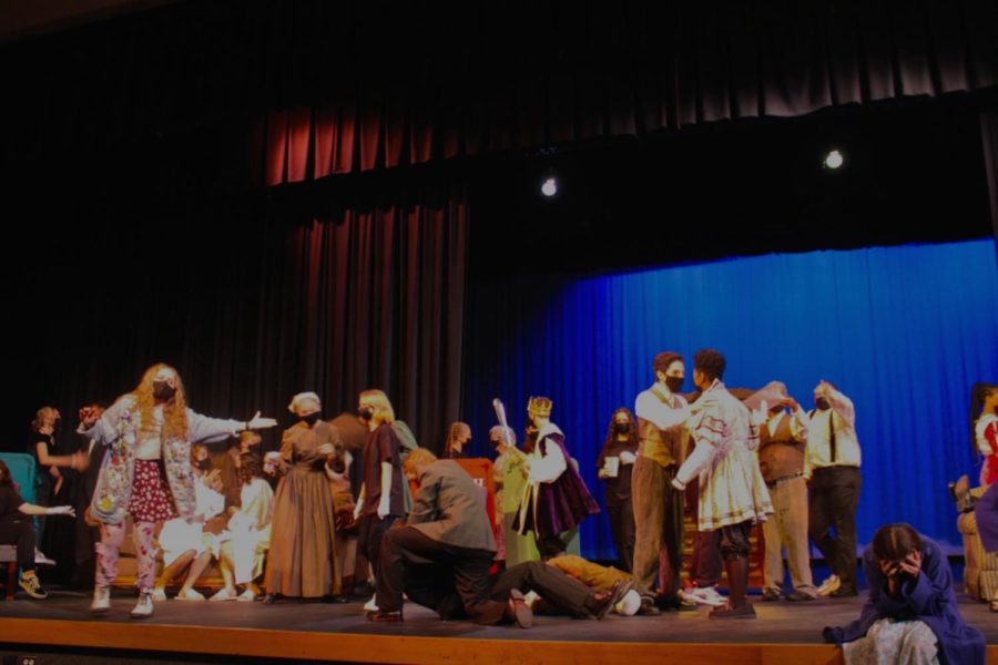 Cast members from each of the seven mini-plays collide on stage in the ending scene, resulting in clashing costumes and conflicts between characters.
