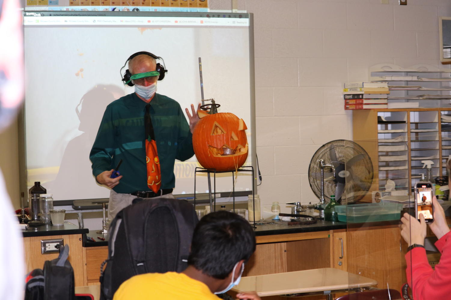 Mad+scientists%3A+Chemistry+teachers+demonstrate+Halloween-themed+experiments+%5Bphoto+gallery%5D