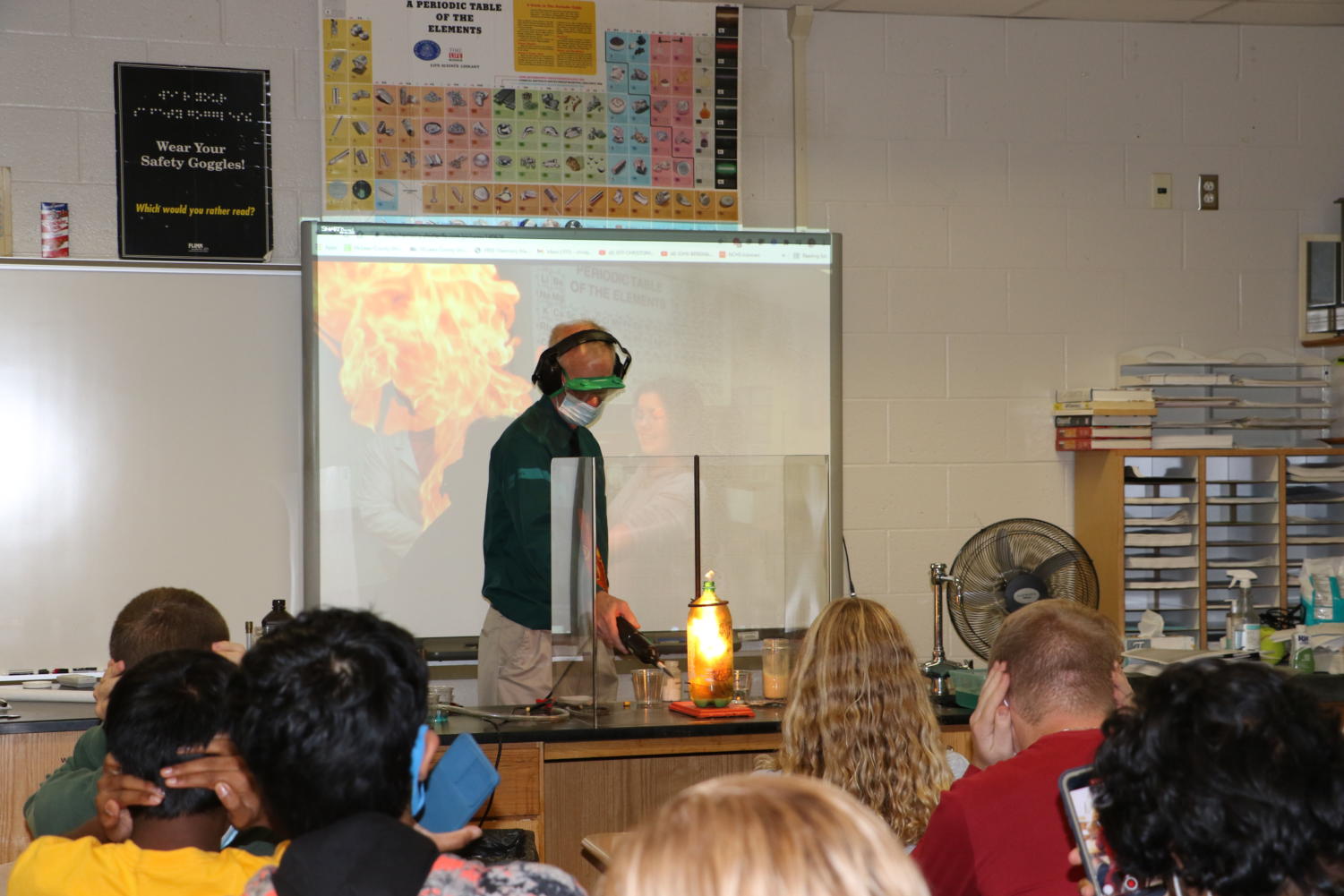 Mad+scientists%3A+Chemistry+teachers+demonstrate+Halloween-themed+experiments+%5Bphoto+gallery%5D