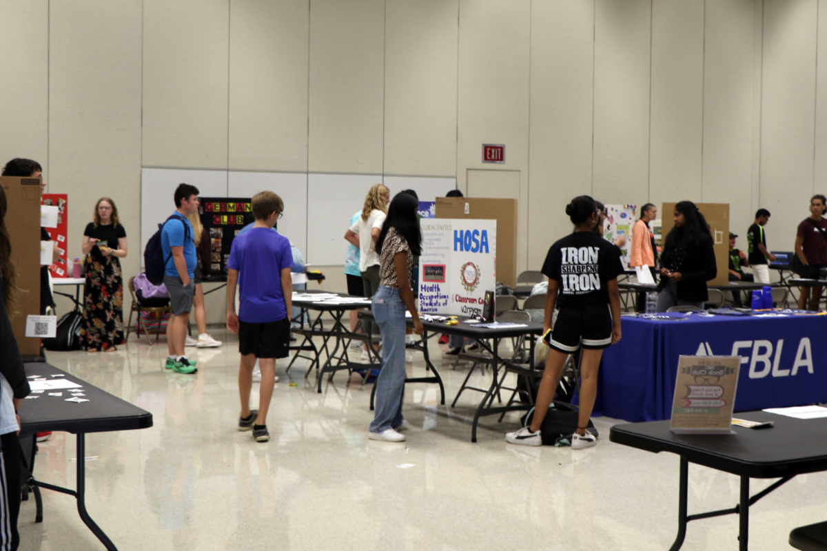 The Freshman Mentoring Program’s annual activity fair showcased 40 student organizations and clubs during lunch hours on Aug. 29.