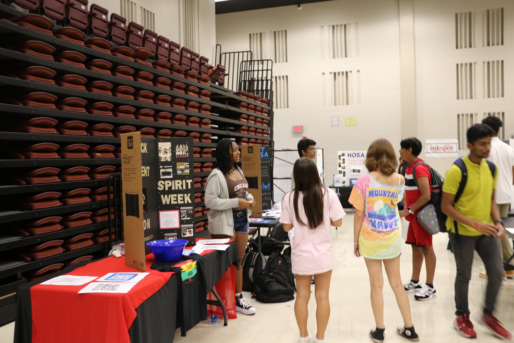 Activities fair highlights diverse range of student involvement options [photo gallery]